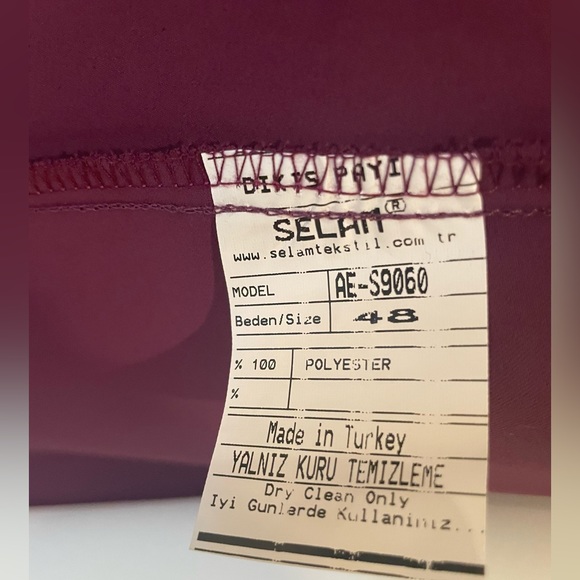 It is a beautiful dress, classic and suitable for parties. - Picture 7 of 11